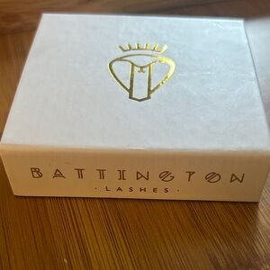 Battington Lashes in White and Gold